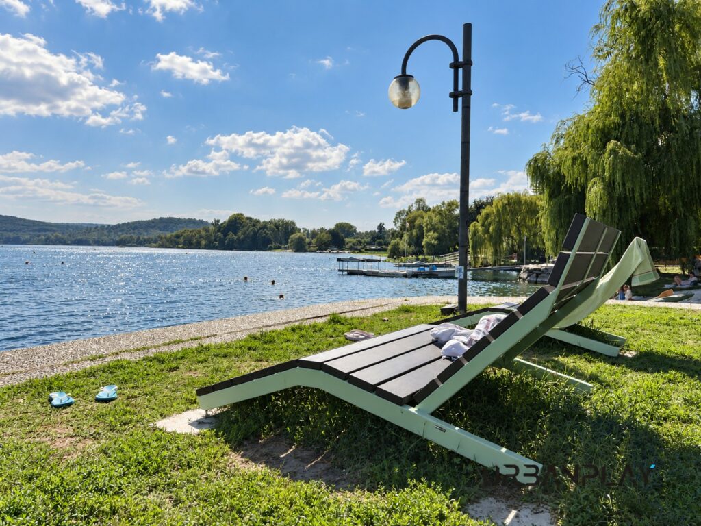 Chaise longue Rivage mmcité nel verde del Lido di Anzasco