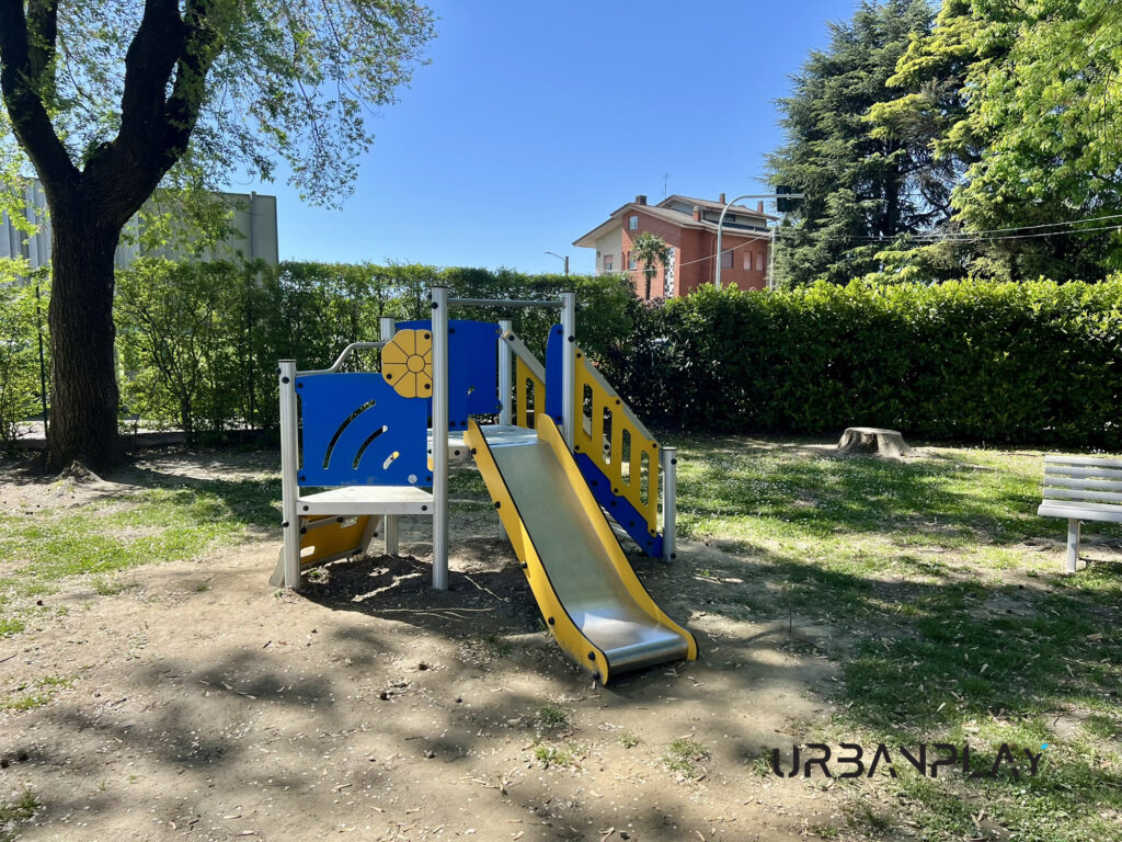Struttura gioco con scivolo nell’area esterna dell’asilo nido di Montalto Dora