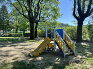 Area gioco dell’asilo nido di Montalto Dora con struttura ludica e scivolo