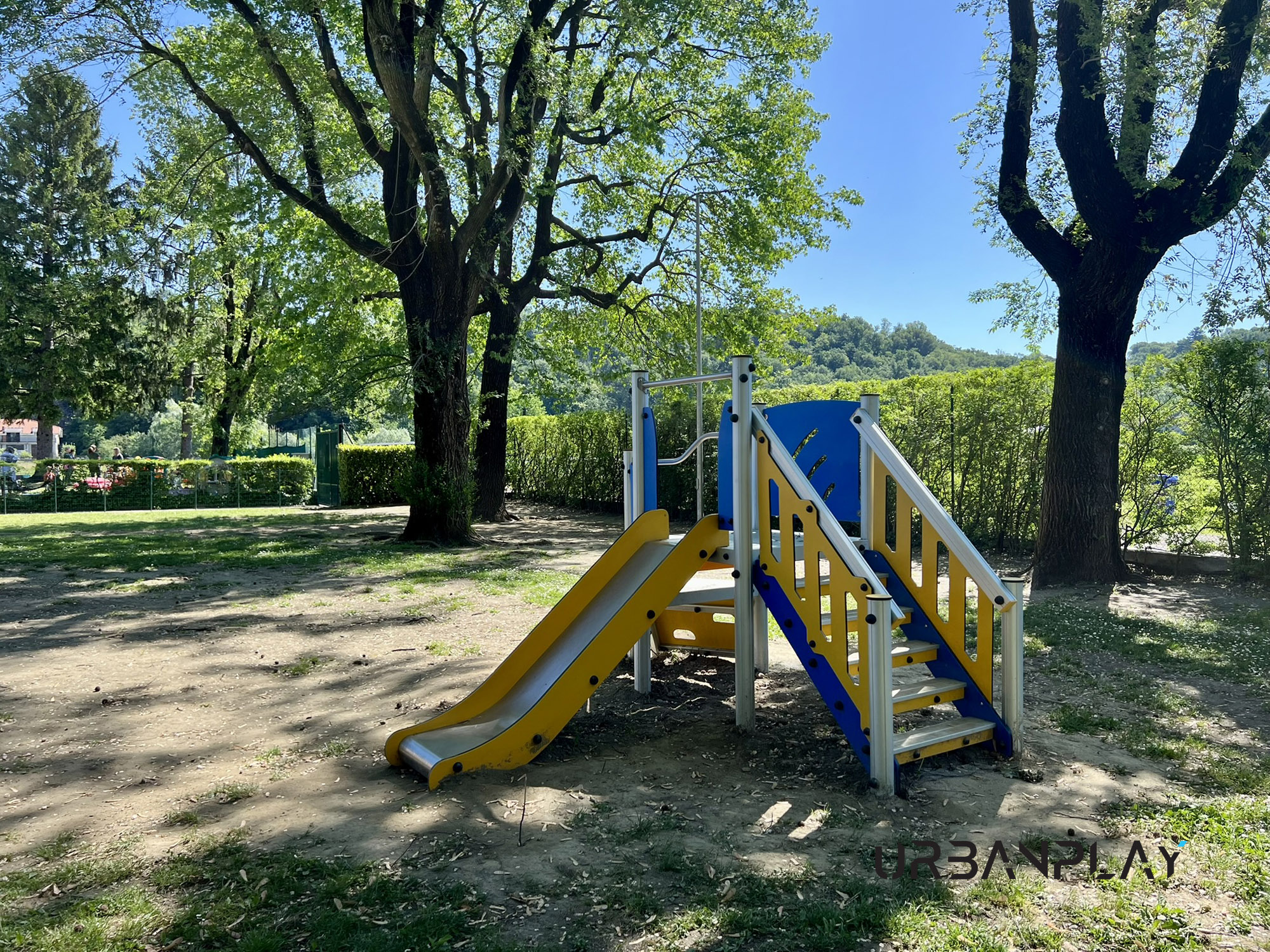 Area gioco dell’asilo nido di Montalto Dora con struttura ludica e scivolo