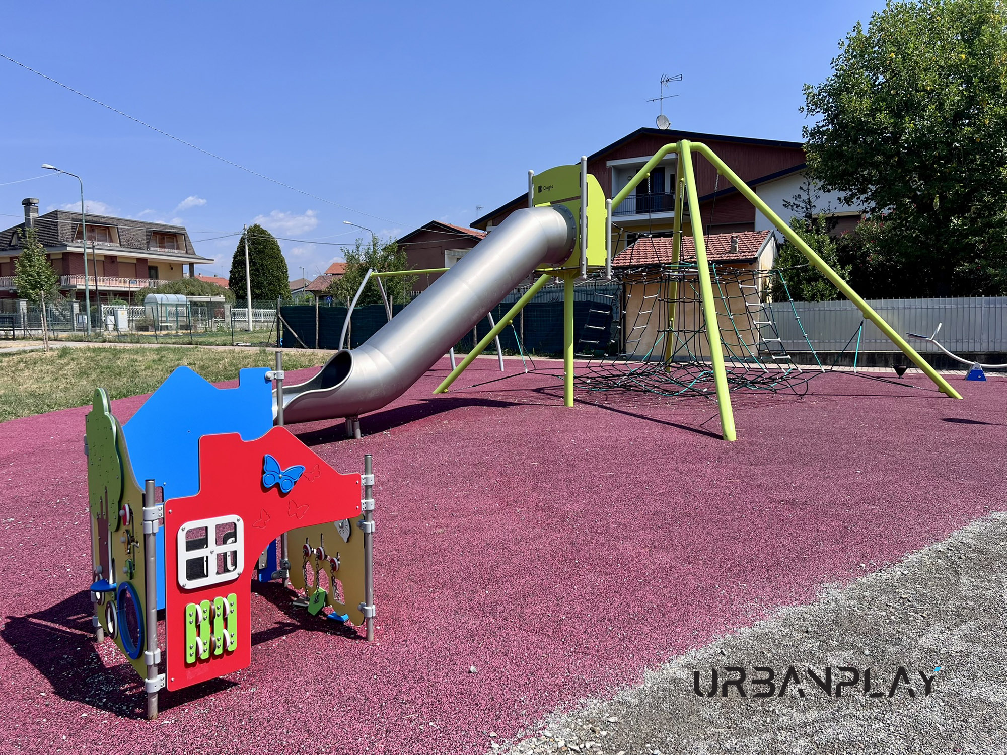 Nuovo parco giochi a Robassomero con pannelli ludici, scivolo e reti di arrampicata