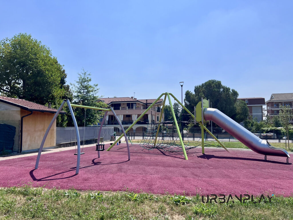 Vista generale del parco giochi di Robassomero con altalena, scivolo e struttura a reti