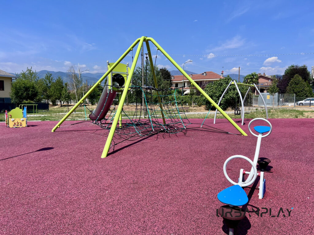 Area giochi con reti di arrampicata, altalena e gioco a bilico a Robassomero