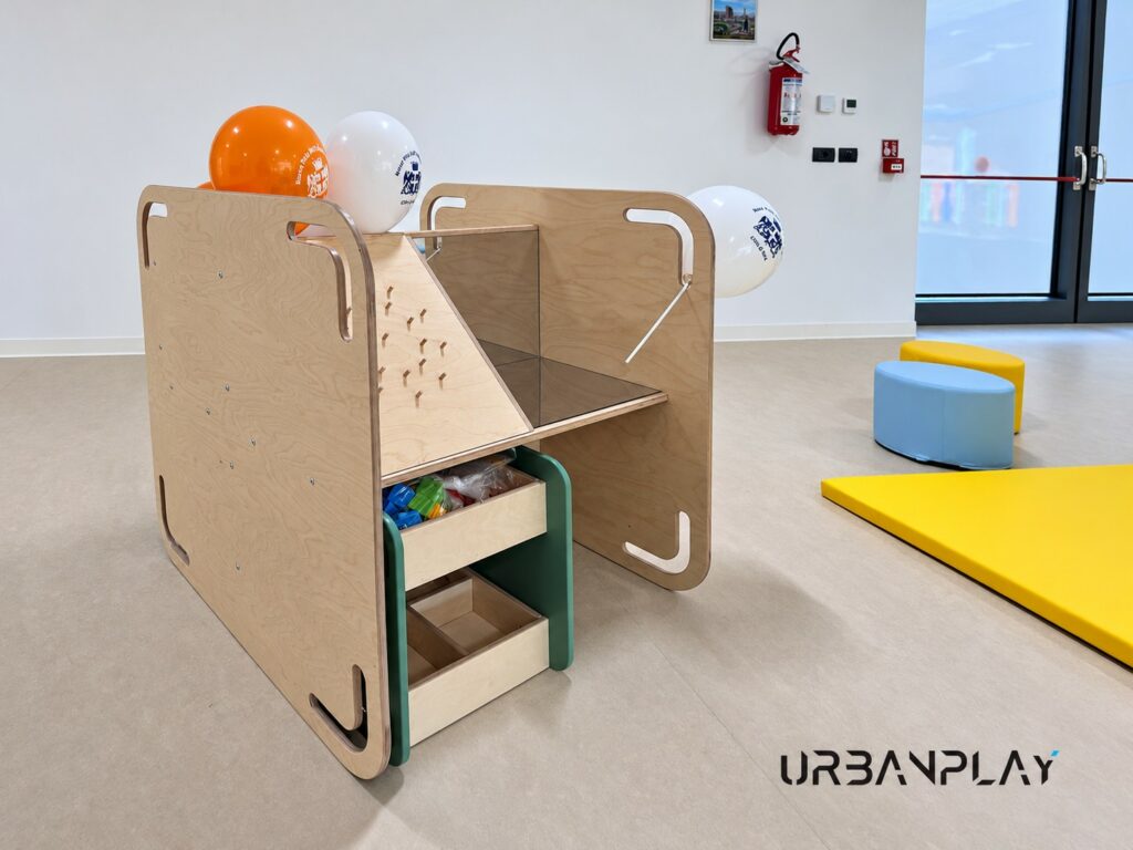 Arredo multiattività in legno con elementi manipolativi e vani contenitori