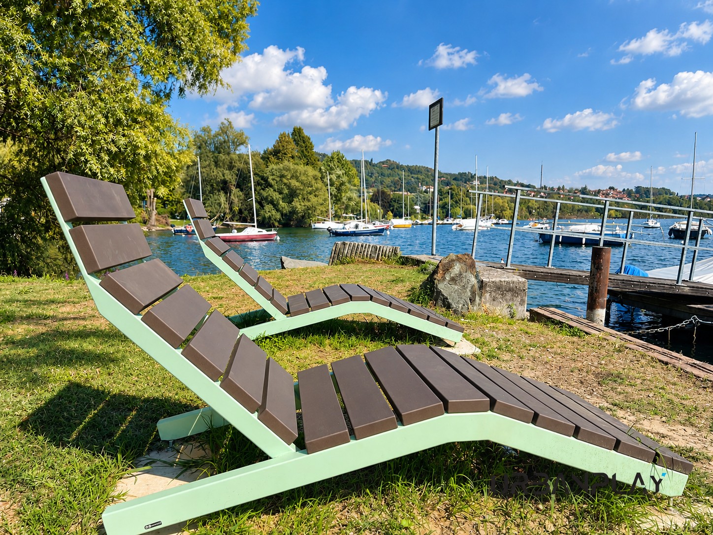 Arredo urbano al Lido di Anzasco con chaise longue Rivage mmcité